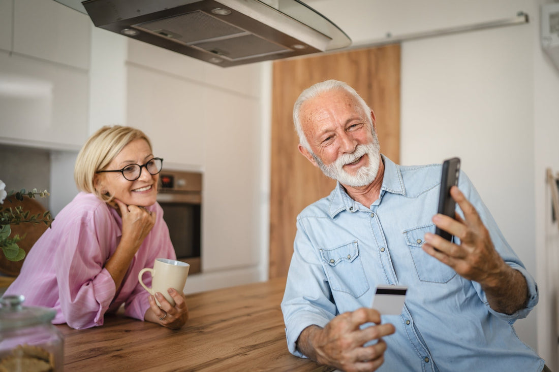 Senioren schauen auf Handy mit großen Tasten