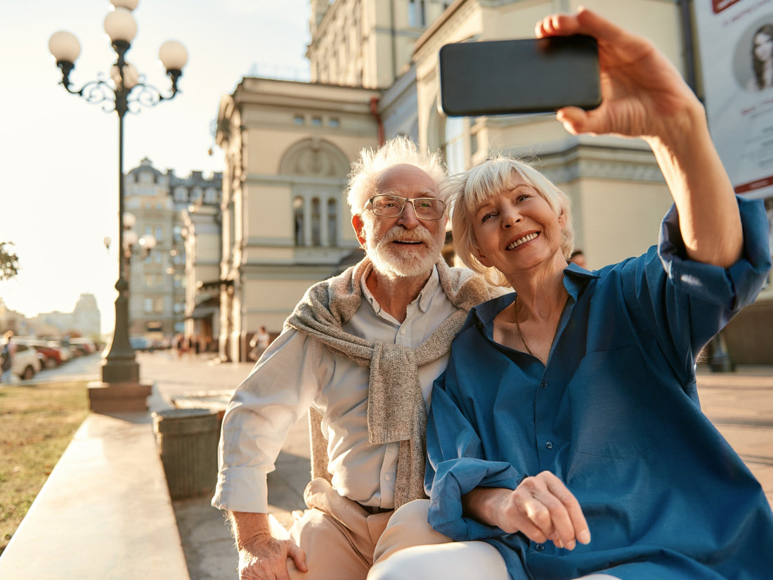 Senioren schau auf Smartphone