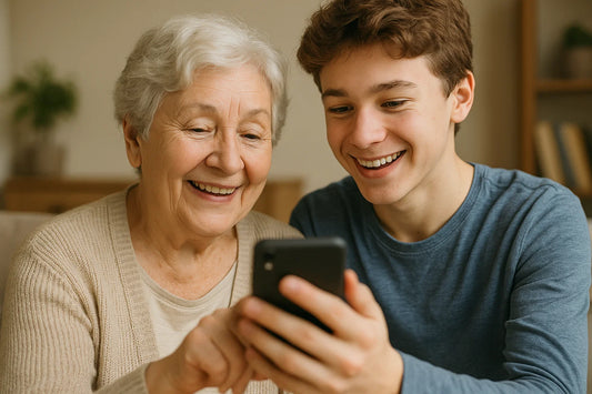 Oma und Enkel schauen auf Seniorenhandy
